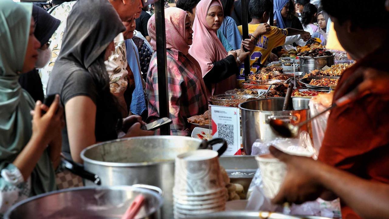 FOTO: Berdesakan Berburu Takjil Di Pasar Benhil