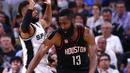 Pebasket Houston Rockets, James Harden, berusaha melewati pebasket San Antonio Spurs, Patty Mills, pada laga semifinal wilayah barat NBA di AT&T Center, San Antonio, Rabu (3/5/2017). Spurs menang 121-96 atas Rockets. (AFP/Ronald Martinez)