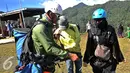 Pengunjung saat bersiap terbang dengan Paralayang di Puncak Pass, Bogor, Jumat (6/4). Olahraga yang memacu adrenalin ini dipatok dengan harga Rp. 350 Ribu. (Liputan6.com/Johan Tallo)
