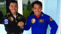 Pilot T-50i Gold Eagle Kapten Pnb Dwi Cahyadi (sebelah kanan) foto bersama sahabatanya Kapten Pnb Antoni Hanifah (Sebelah Kiri).