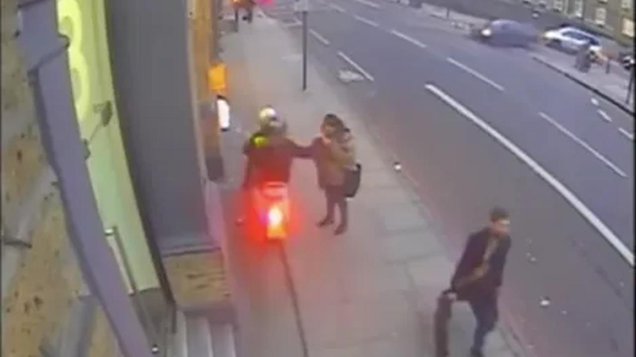 Kejadian paling parah pada 6 Oktober 2022, tiga orang ditikam oleh pembegal saat mereka mencoba membantu korban percobaan pembegalan HP di Bishopsgate.