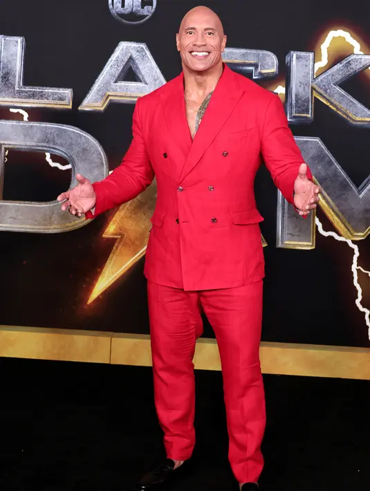 Aktor AS Dwayne Johnson tiba untuk pemutaran perdana film 'Black Adam' di Time Square, New York City, Amerika Serikat, 12 Oktober 2022. Tato tribal terlihat pada dadanya Dwayne Johnson. (Jamie McCarthy/Getty Images/AFP)