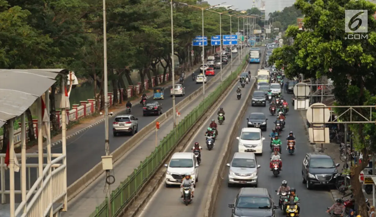 Kendaraan masuk jalur Transjakarta di kawasan Pasar Rumput, Jakarta, Jumat (15/9/2019). Tilang elektronik ditargetkan mulai diterapkan pada 12 koridor transjakarta yang bertujuan untuk kelancaran dan ketertiban laju bus transjakarta serta lalu lintas secara umum. (Liputan6.com/Immanuel Antonius)
