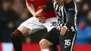 Gelandang Manchester United (MU), Scott McTominay berebut bola dengan pemain Partizan, Sasa Zdjelar  pada matchday keempat Grup L Liga Europa di Old Trafford, Kamis (7/11/2019). Tampil di hadapan pendukungnya sendiri, MU mengalahkan Partizan Belgrade 3-0. (AP/Dave Thompson)