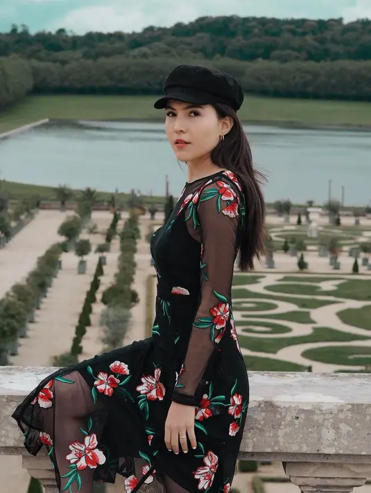 Selain itu Olivia Jensen juga kerap bergaya sporty chic dan memadukan dress-nya dengan topi hitam. Pleated dress bisa jadi pilihan yang tepat untuk kamu yang ingin memakai dress tapi tidak ingin terlalu girly. Warna lihat juga akan memberikan kesan elegan.(Liputan6.com/IG/@oliviajensen)