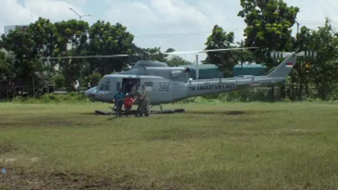 Kangen Sama Ibu, Pilot TNI AU Ini Daratkan Helikopter di Desanya