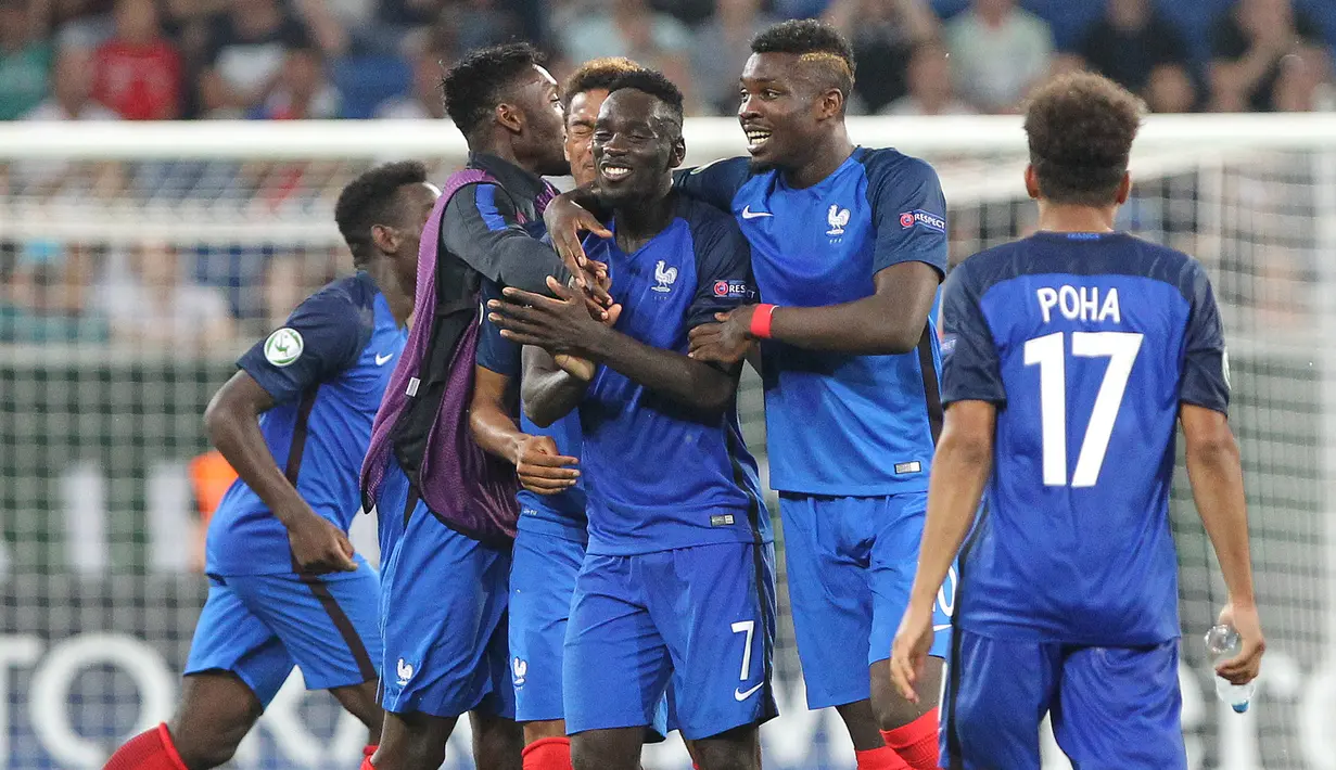 Senyum bahagia para pemain Prancis usai mengalahkan Italia 4-0 di babak Final Piala Eropa 2016 U-19, Jerman, Minggu (24/7). Perancis pun kini tercatat telah menjuarai ajang Piala Eropa U-19 sebanyak tiga kali (AFP PHOTO/Daniel Roland) 