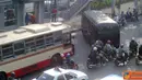 Citizen6, Jakarta: Kemacetan didepan Kantor BNN-Cawang, Jakarta Timur, karena ada bus yang menghalangi jalan kendaraan yang melintas. (Pengirim: Untung)