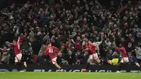 Pemain Manchester United, Harry Maguire (kedua kanan) melakukan selebrasi setelah mencetak gol kemenangan timnya ke gawang Lyon dalam laga leg 2 perempat final Liga Europa 2024/2025 di Old Trafford, Manchester, Inggris, Jumat (18/04/2025) WIB. (AP Photo/Jon Super)