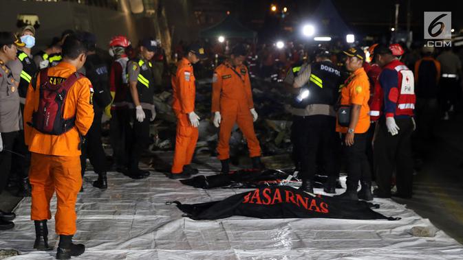 Personil SAR Gabungan bersiap mengindetifikasi kantong jenasah yang diturunkan dari KN SAR Sadewa di Pelabuhan JICT 2, Jakarta, Rabu (31/10). 189 orang menjadi korban jatuhnya pesawat Lion Air JT-610, Senin (29/10) lalu. (Liputan6.com/Helmi Fithriansyah)