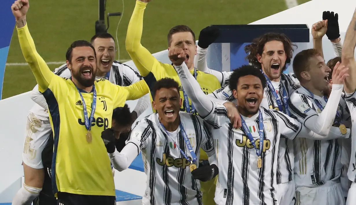 Para pemain Juventus melakukan selebrasi usai menjuarai Piala Super Italia melawan Napoli di Stadion Mapei di Reggio Emilia, Italia, Kamis (21/1/2021).  Klub berjuluk Si Nyonya Tua ini sudah 9 kali memenanganinya. (AP Photo/Antonio Calanni)