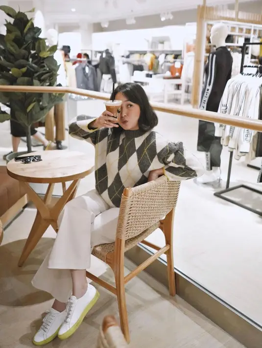 <p>Knit sweater bermotif argyle dengan warna sage green akan membuatmu terlihat hangat dan elegan.&nbsp;</p>