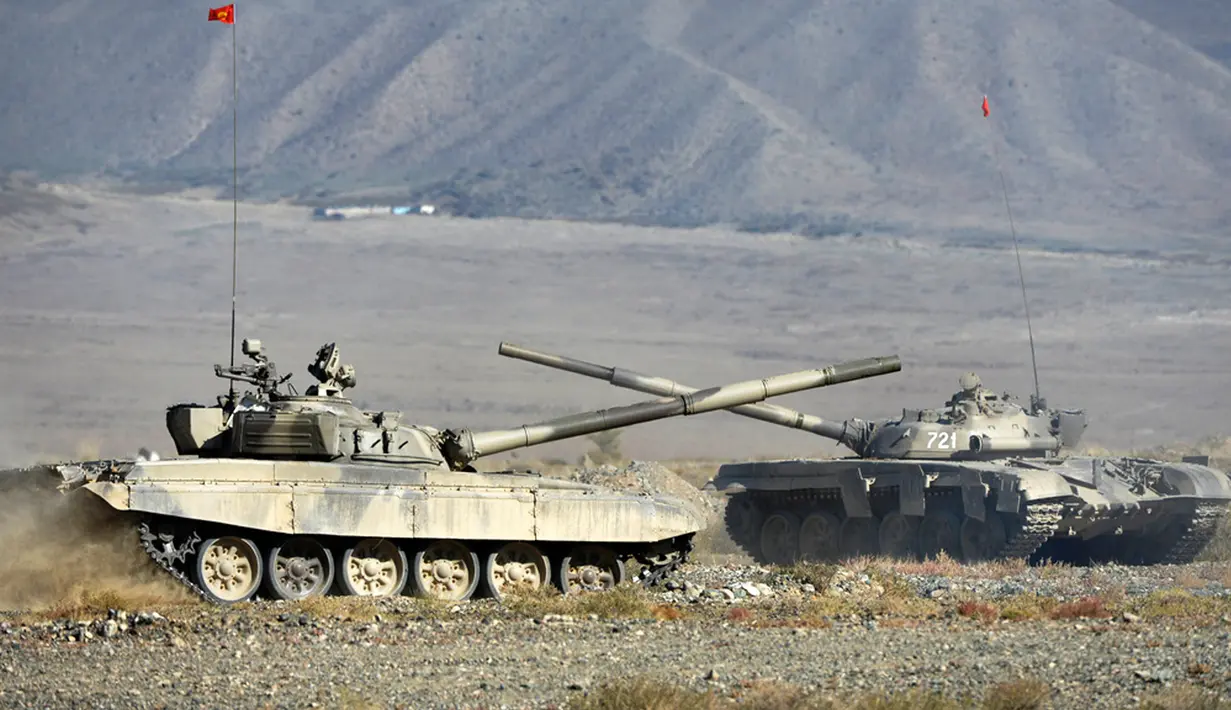 Tank bergerak selama fase aktif pelatihan bersama "Indestructible Brotherhood-2023" dengan Pasukan Penjaga Perdamaian dari Organisasi Perjanjian Keamanan Kolektif atau Collective Security Treaty Organization (CSTO) di tempat latihan "Edelweiss" di Balykchy, sebuah kota dekat Danau Issyk-Kul sekitar 180 km tenggara dari Bishkek, Kyrgyzstan, Rabu (11/10/2023). (AP Photo/Vladimir Voronin)