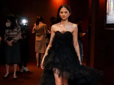 Dalam beberapa potret yang beredar diunggah di laman Instagram pribadinya, Maudy tampak mengenakan dress hitam dengan potongan yang pas di tubuhnya. Detail pada gaun tersebut semakin menonjolkan siluetnya yang menawan. Calon saudara ipar Fuji ini memadukan tampilannya dengan riasan yang natural serta aksesoris minimalis yang semakin menambah kesan elegan. (Liputan6.com/IG/@maudyeffrosina)