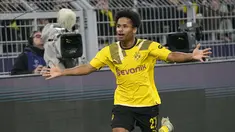 Penyerang Borussia Dortmund, Karim Adeyemi melakukan selebrasi usai mencetak gol ke gawang Chelsea selama pertandingan leg pertama babak 16 besar Liga Champions di Signal Iduna Park, Jeramn, Kamis (16/2/2023). Dortmund menang atas Chelsea dengan skor tipis 1-0. (AP Photo/Martin Meissner)