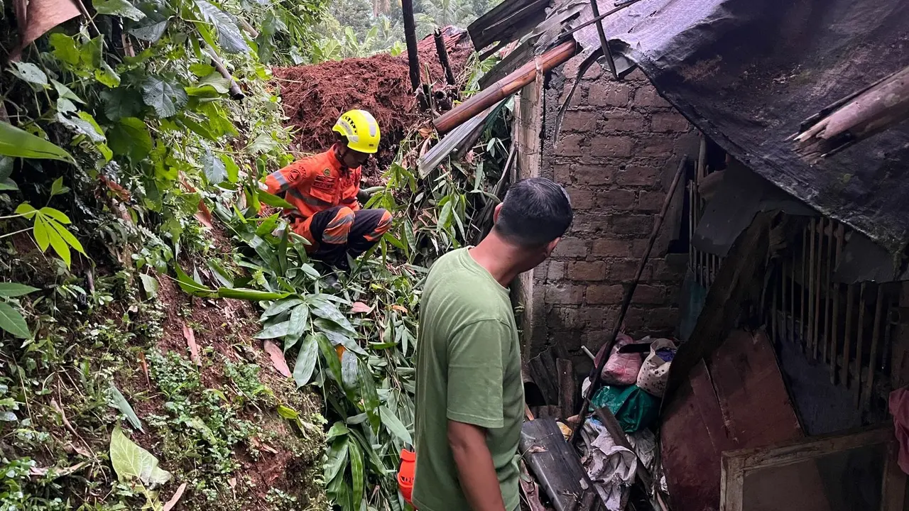 Evakuasi dua balita di Bogor tertimbun longsor. (Liputan6.com/Achmad Sudarno)