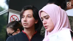 Fairuz A Rafiq didampingi suami, Sonny Septian menangis saat memberikan keterangan pers di Polda Metro Jaya, Kebayoran Baru, Jakarta Selatan, Senin (1/7/2019). Fairuz A Rafiq resmi melaporkan mantan suaminya, Galih Ginanjar dan pasangan youtuber, Rei Utami-Benua. (Fimela.com/Deki Prayoga)