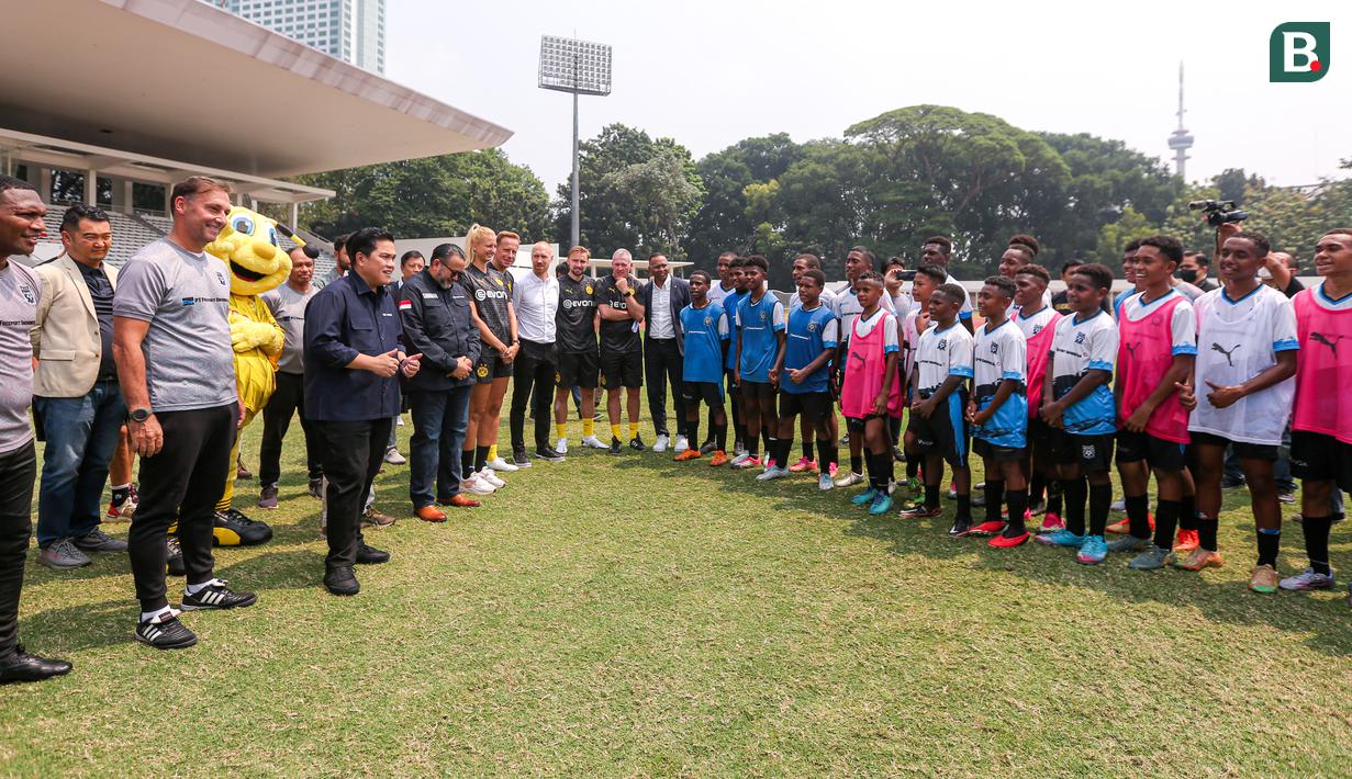 Ketua Umum PSSI, Erick Thohir memberikan sambutan di depan siswa Papua Football Academy setelah coaching clinic bersama legenda Borussia Dortmund di Stadion Madya, Senayan, Jakarta, Jumat (08/09/2023). (Bola.com/Bagaskara Lazuardi)