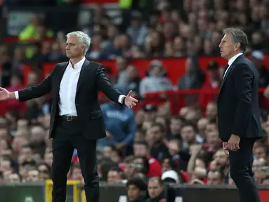 Manajer Manchester United Jose Mourinho (kiri) dan Manajer Leicester City Claude Puel (kanan) menyemangati pemain saat kedua tim bertemu dalam Premier League Inggris di Old Trafford, Manchester, Inggris, Jumat (10/8). (AP Photo/Jon Super)
