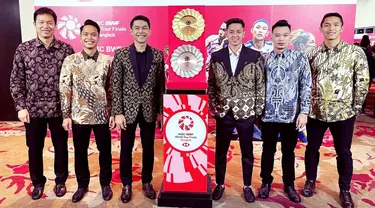 Biasa tampil di lapangan pakai jersey, penampilan tim Indonesia pakai batik di Gala Dinner BWF World Tour Finals 2022 bikin pangling. Jelang pertandingan, momen Gala Dinner adalah momen yang dinantikan pecinta bulutangkis karena melihat penampilan berbeda dari sederet pemainnya. Dalam momen tersebut, Mohammad Ahsan tidak terlihat karena diketahui sedang sakit. (Liputan6.com/IG/@badminton.ina)