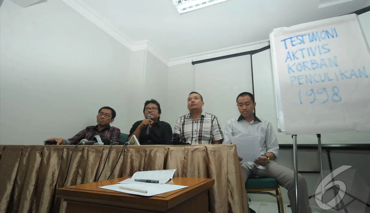 Inti dari surat terbuka itu ialah mereka ingin Jokowi dan JK jika terpilih nanti segera mengusut tuntas kasus pelanggran HAM yang pernah terjadi di Indonesia, Hotel Grand Cemara, Jakarta Pusat, Jumat (4/7/2014) (Liputan6.com/Herman Zakharia)