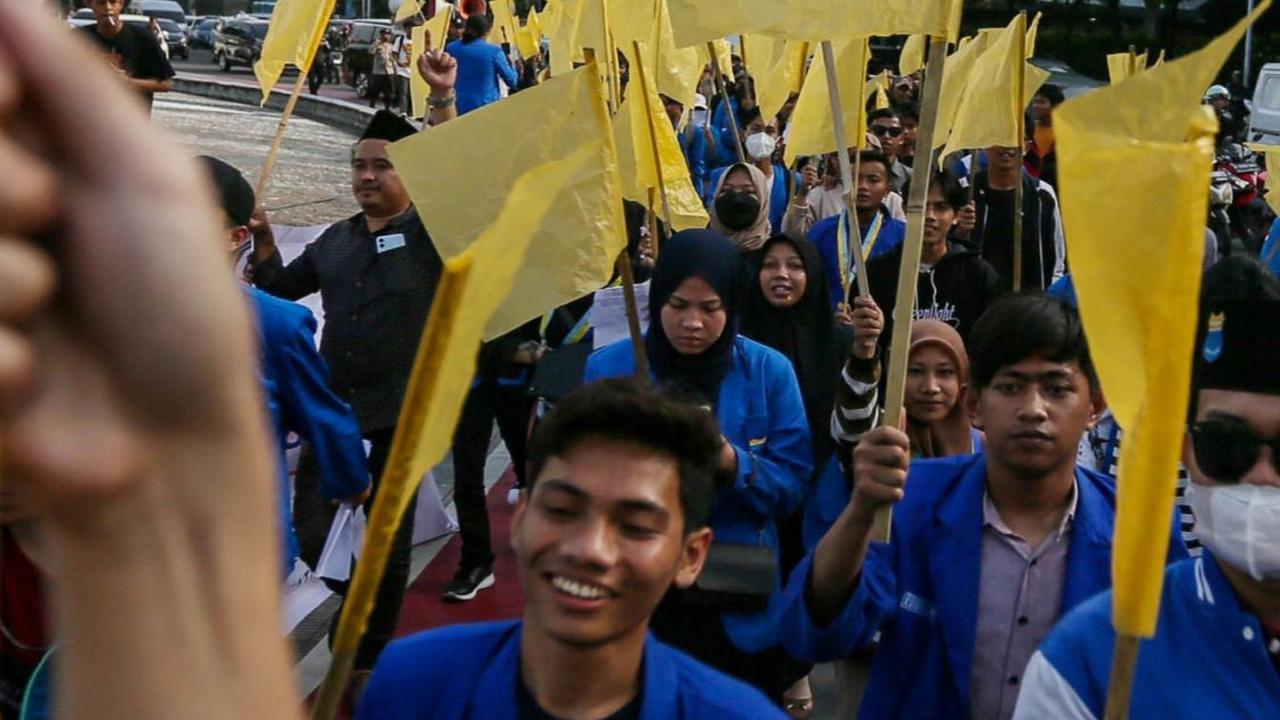 Aksi unjuk rasa ini dilakukan di sekitaran Bundaran HI. Mereka berjalan kaki sambil memegang bendera kuning.  Foto: Liputan6.com / Angga Yuniar