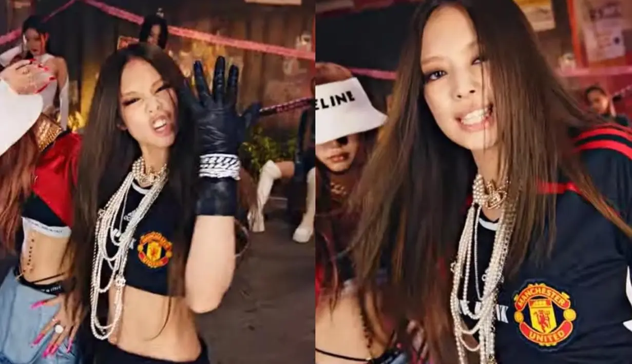Salah satu member yang tengah menjadi perbincangan hangat di kalangan penggemar bola adalah Jennie. Betapa tidak, dia tampil memakai jersey klub bola Manchester United (MU) versi crop top. Jersey MU tersebut dipadukan dengan kalung mutiara berlapis dan leather pants. (YouTube/blackpink).