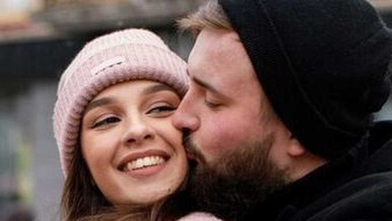 Seperti yang dikatakan oleh Virginia Satir, seorang ahli terkenal dalam terapi keluarga, "Pelukan adalah salah satu cara terbaik untuk menyembuhkan diri sendiri. Ini mengurangi ketegangan dan menyatukan orang-orang yang dicintai."