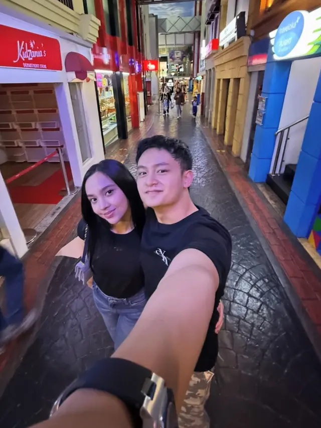Lyodra dan Randy Martin Ngedate pakai baju hitam. [@randymartinnn]