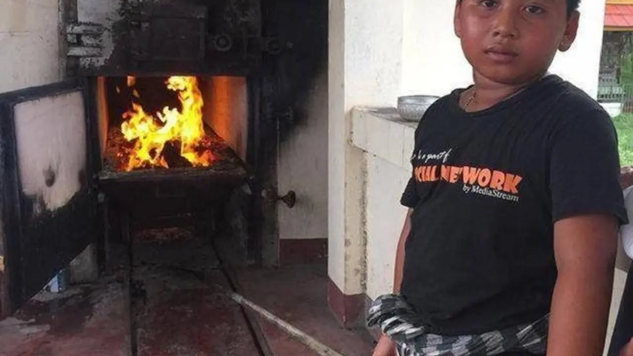Demi Pengobatan Ibunya, Anak Ini Rela Bekerja Kremasi Jenazah