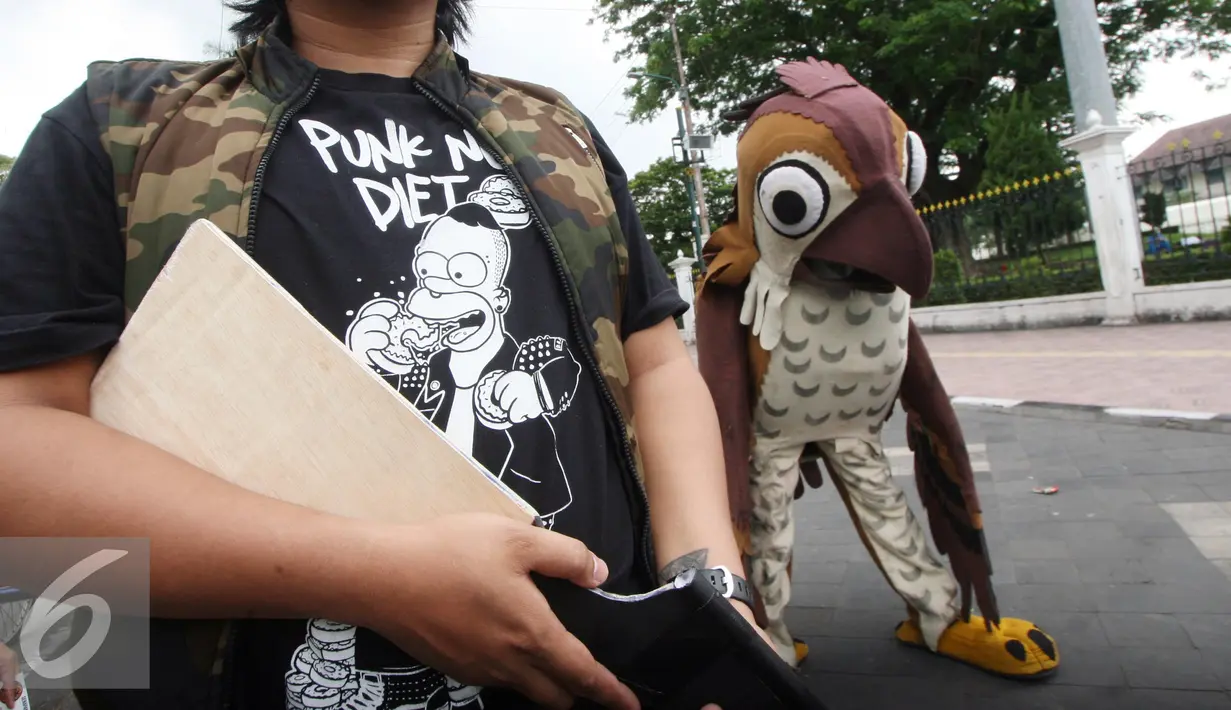 Aktivis Center for orangutan protection melakukan aksi teatrikal di titik nol km, Yogyakarta, (14/9). Dalam aksinya mereka menentang perburuan satwa liar khususnya dengan menggunakan senapan angin. (Liputan6.com/Boy harjanto)