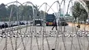 Kendaraan taktis dan polisi menutup akses menuju Gedung DPR RI di Jalan Gatot Subroto, Jakarta, Kamis (26/9/2019). Pasca demonstrasi mahasiswa dan pelajar selama dua hari, Polisi menutup akses jalan mulai dari simpang Gerbang Pemuda. (merdeka.com/Iqbal S Nugoroho)