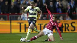 Pemain Manchester City, Kevin De Bruyne (kiri) berusaha melewati pemain Bristol City, Cameron Pring pada laga putaran kelima Piala FA 2022/2023 di di Ashton Gate, Rabu (1/3/2023) WIB. De Bruyne sukses melesatkan satu gol untuk kemenangan 3-0 The Cityzens. (AP Photo/Kirsty Wigglesworth)