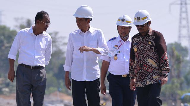 20151125- Jokowi Tinjau Proyek Kereta Api di Sulsel- Biro Pers Presiden