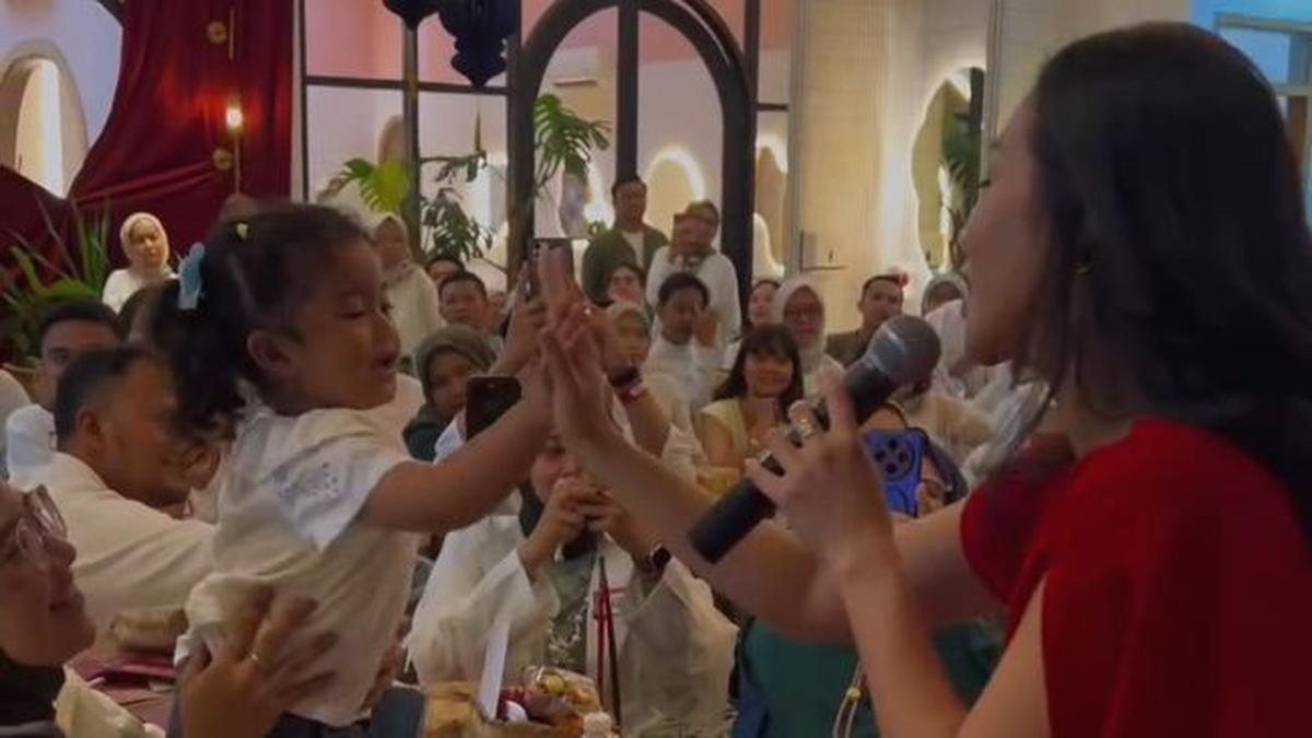5 Potret Keseruan Yura Yunita Buka Puasa Bareng Penggemar, Kompak Kenakan Outfit Memukau