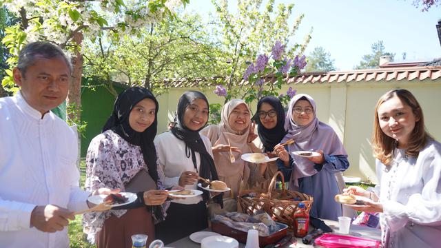 Kemeriahan dan semangat persaudaraan sangat terasa dalam acara Salat Idul Fitri 1445 H dan Halal Bihalal di Wisma Duta RI yang digelar pada 10 April 2024 (1 Syawal 1445 H). (KBRI Bukares)