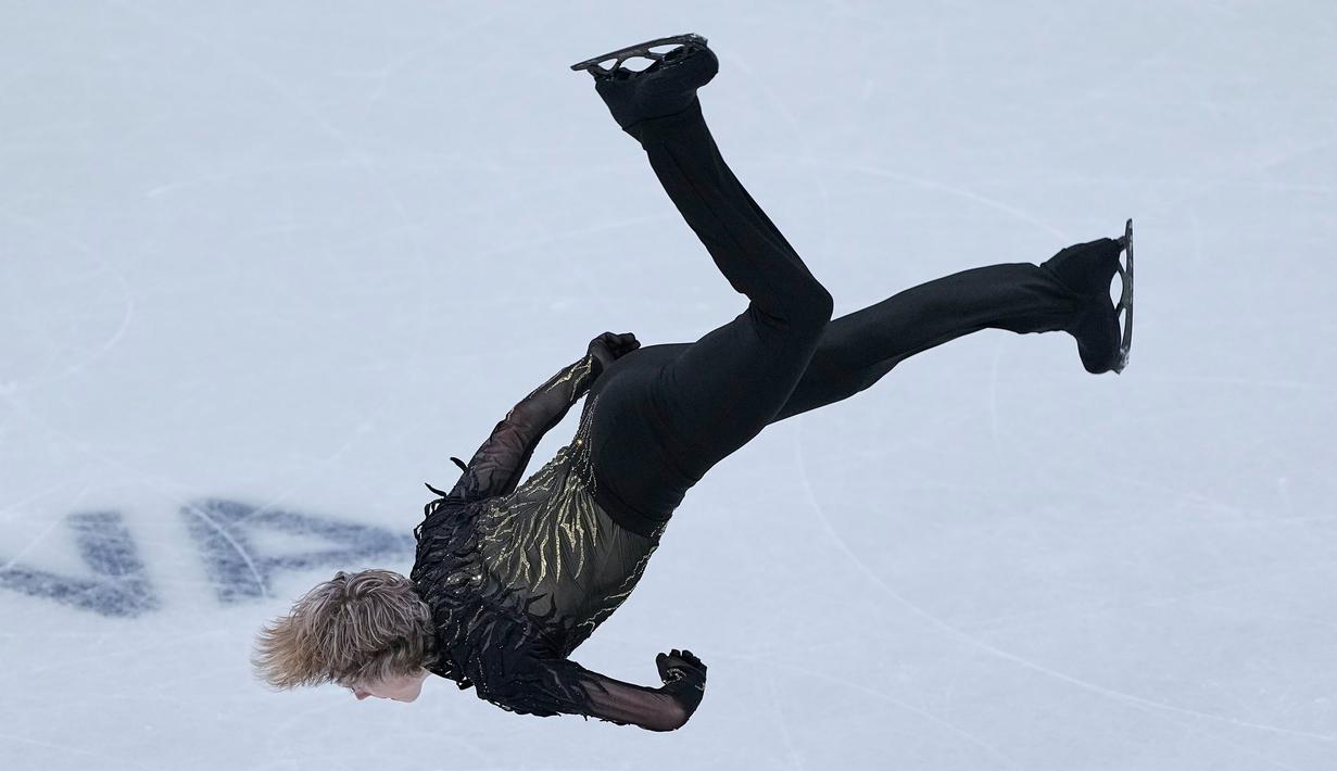 Malinin mencuri perhatian dunia setelah melakukan backflip di atas es, yang merupakan aksi langka karena gerakan itu sempat dilarang di kompetisi internasional selama puluhan tahun. Aksi ini mendapat sambutan besar dari penonton dan media internasional. (AP Photo/Natacha Pisarenko)