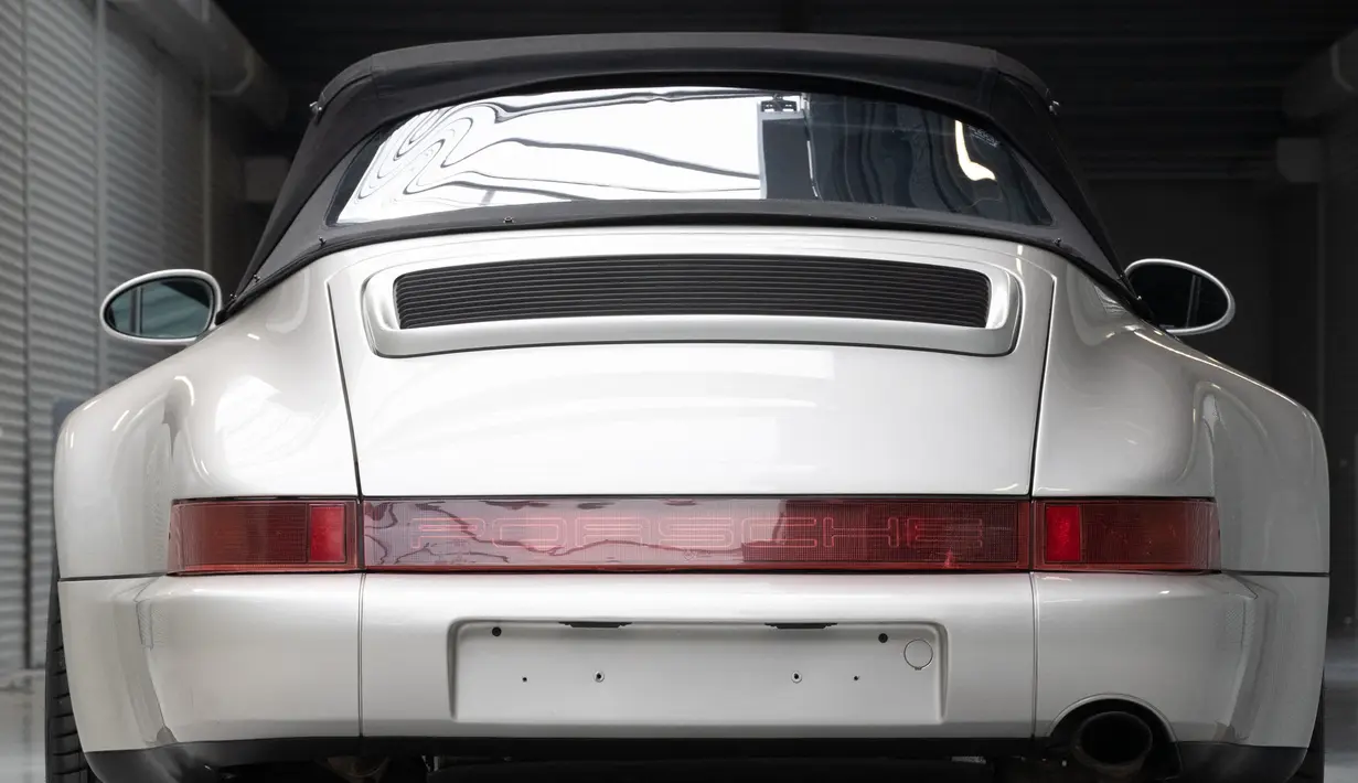 Mobil Porsche 911 Type 964 Carrera 2 Convertible Works Tubro Look milik mendiang Diego Maradona dipamerkan di Vichte, Belgia, Rabu (24/2/2021). Bersama mobil ini, Maradona pernah dihentikan polisi karena menerobos lampu merah dan ngebut hingga 177 km/jam di dalam kota. (BENOIT DOPPAGNE/Belga/AFP)