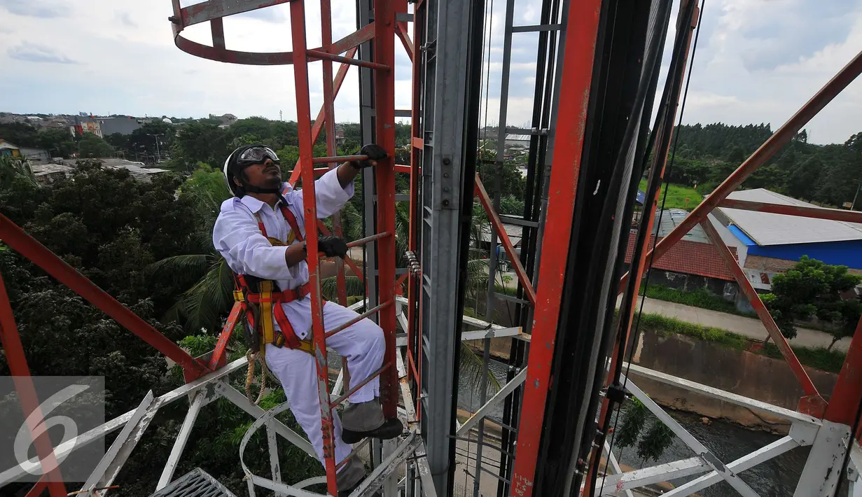 Teknisi memanjat menara jaringan telekomunikasi, Jakarta, Rabu (2/11). Untuk merealisasikan hal tersebut, Pemerintah akan terus mendorong perluasan akses digital hingga ke pelosok tanah air. (Liputan6.com/Angga Yuniar)