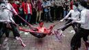 Massa Gerakan Mahasiswa Nasional Indonesia (GMNI) melakukan teaterikal saat aksi bela Indonesia terkait Freeport di depan Kantor PT. Freeport Indonesia, Jakarta, Jumat (24/2). (Liputan6.com/Faizal Fanani)