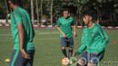 Gelandang Timnas Indonesia U-19, Egi Maulana, menggiring bola saat mengikuti latihan. Pesepak bola terbaik di ajang Gothia Cup ini merupakan salah satu pemain yang diharapkan mampu bersinar. (Bola.com/Vitalis Yogi Trisna)