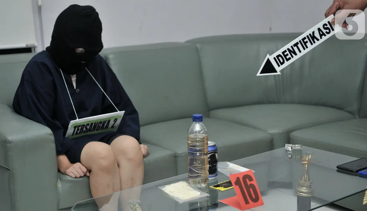Tersangka YL melakukan salah satu adegan saat rekonstruksi rencana pembunuhan VT di Mapolsek Kelapa Gading, Jakarta, Kamis (3/10/2019). Rencana pembunuhan terhadap VT menggunakan racun sianida batal dilakukan lantaran YL takut. (merdeka.com/Iqbal Nugroho)