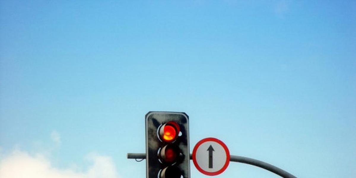 Menabrak lampu merah