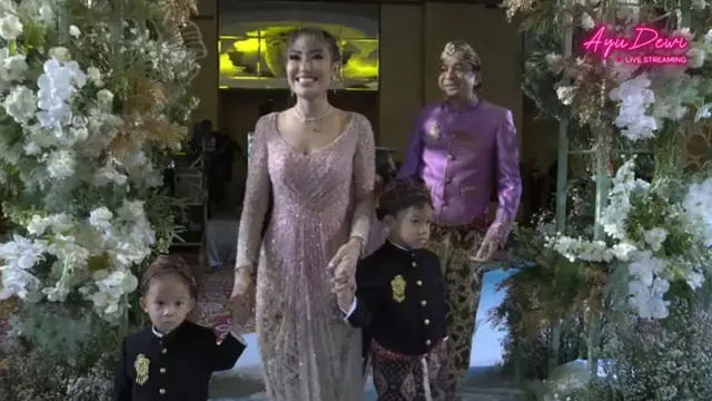 Potret Kompak Ayu Dewi dan Regi Datau Rayakan 10 Tahun Pernikahan, Mulai Kenakan Gaun Klasik hingga Adat Jawa