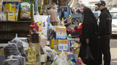 Orang-orang berbelanja di pasar Jamila Baghdad, Irak, Rabu, 9 Maret 2022. Harga makanan, bahan bakar, dan bahan konstruksi naik 20 hingga 50 persen di Irak, karena situasi perang saat ini di Ukraina. (AP Photo/Hadi Mizban)