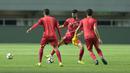 Para pemain Bahrain berlatih umpan pendek saat uji coba lapangan di Stadion Pakansari, Bogor, (26/4/2018). Bahrain tampil dengan pemain muda pada PSSI Anniversarry Cup 2018 . (Bola.com/Nick Hanoatubun)
