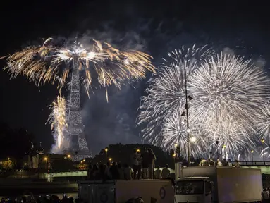 Kembang api menerangi Menara Eiffel di Paris, saat perayaan Hari Bastille pada Jumat malam, 14 Juli 2023. (AP Photo/Aurelien Morissard)