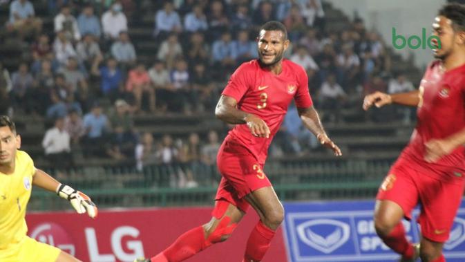 Marinus Wanewar melakukan selebrasi pada laga Timnas Indonesia U-22 kontra Kamboja pada Piala AFF U-22 2019, di Olympic Stadium, Phnom Penh, Jumat (22/2/2019). (Bola.com/Zulfirdaus Harahap)