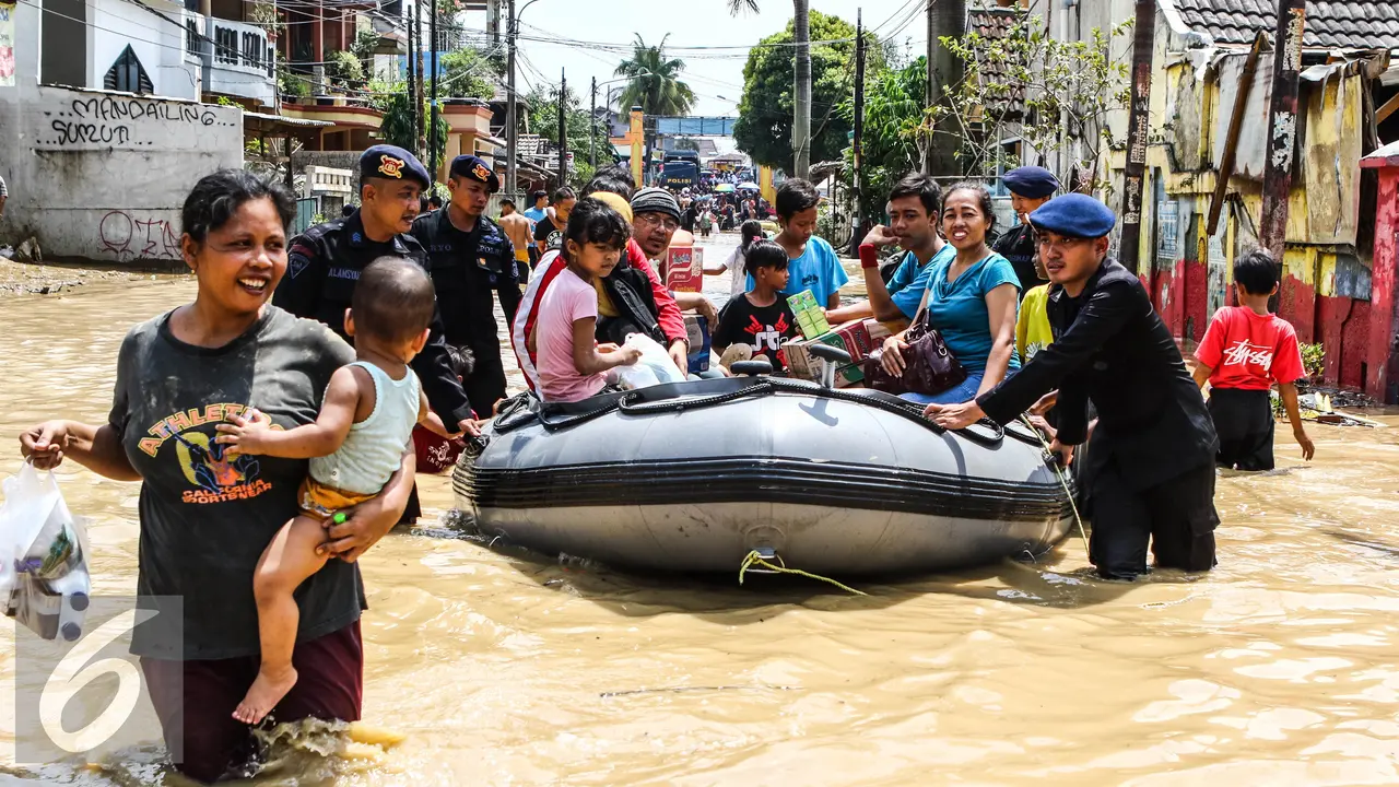 20160422- Banjir Surut, Jalanan Komplek Mulai Bisa Dilalui Warga-Bekasi- Fery Pradolo