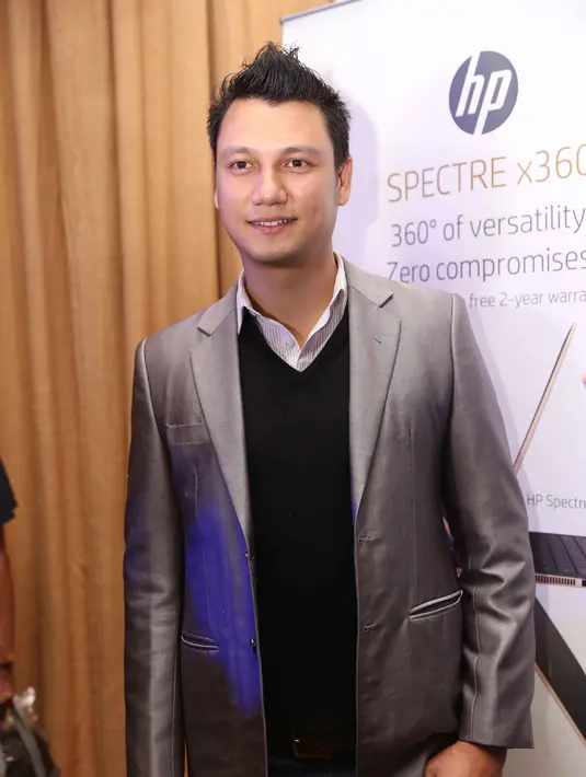 Untuk keberlangsungan jalannya bisnis yang dikelola, ia membuat kantor dadakan di lokasi syuting. Ia memanfaatkan waktu luangnya untuk mengelola bisnisnya. (Nurwahyunan/Bintang.com)